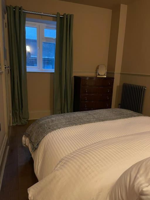 Peaceful Apartment In The Heart Of Frome Bagian luar foto