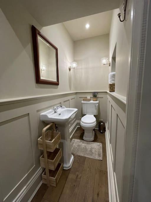 Peaceful Apartment In The Heart Of Frome Bagian luar foto