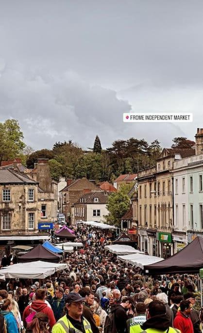 Peaceful Apartment In The Heart Of Frome Bagian luar foto