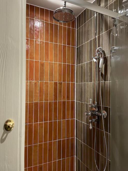 Peaceful Apartment In The Heart Of Frome Bagian luar foto