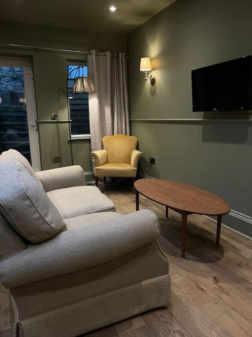 Peaceful Apartment In The Heart Of Frome Bagian luar foto